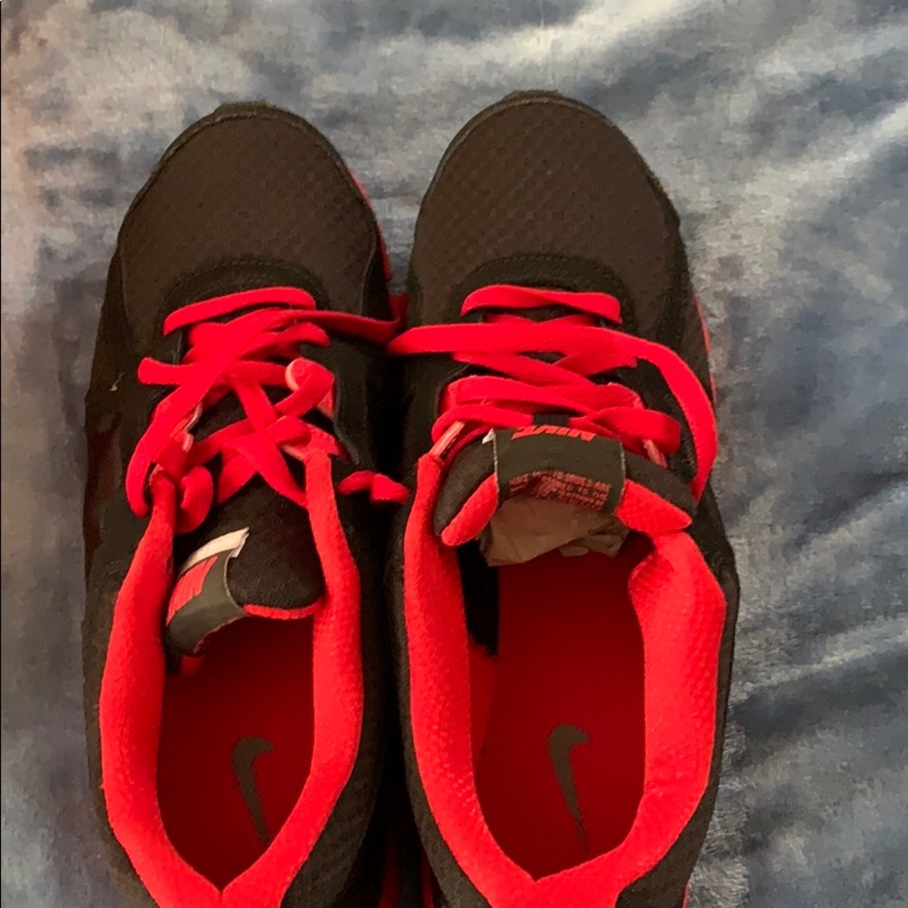 Black and red nike dual fusion